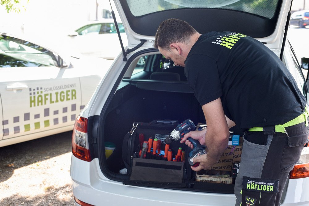 Schliesstechnik Monteur im Einsatz